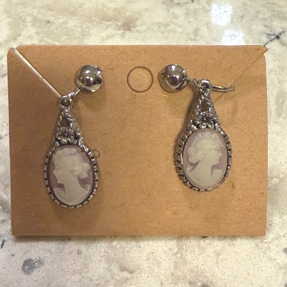Vintage 1950s Lavender Silver‎ Tone Resin Cameo Drop Screw Back Earrings OS